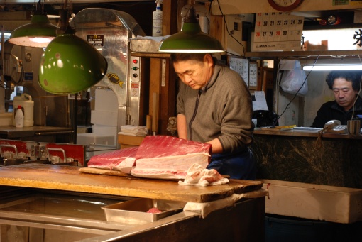 Le coupeur et le comptable à Tsukiji