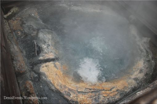 This geyser gushes its boiling water out from Jigokudani in Noboribetsu, Hokkaido